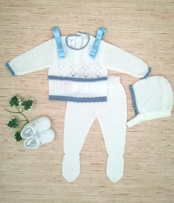Conjunto de bebé blanco y azulón de perlé