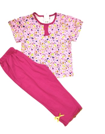 84018 Pijama de niña m/c flores fucsia con pantalón pirata Pijama de niña m/c flores fucsia con pantalón pirata Composición: Algodón REF. :  84018